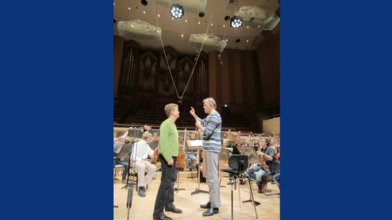 Christian Tetzlaff und Thomas Hengelbrock bei der Orchesterprobe auf der Bühne der Suntory Hall in Tokio. © NDR Sinfonieorchester 