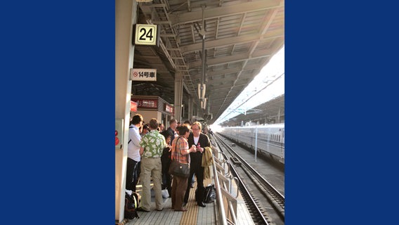 Gruppe auf dem Bahnsteig © NDR Sinfonieorchester 