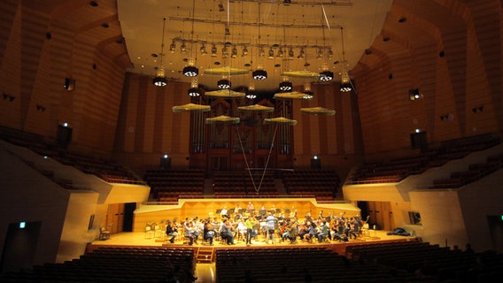 Die Bühne im Konzertsaal der Suntory Hall in Tokio: Anspielprobe des NDR Sinfonieorchesters. © NDR Sinfonieorchester 