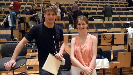 Krzysztof Urbański und Veronika Eberle auf der Probebühne des Rolf-Liebermann-Studios in Hamburg © NDR Sinfonieorchester 