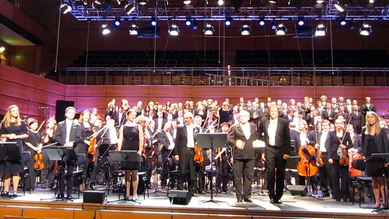 Applausszene (Ausschnitt): Eröffnungskonzert des SHMF 2012 mit Thomas Hengelbrock und Klaus Maria Brandauer. © NDR Sinfonieorchester 