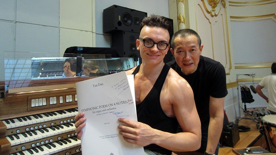 Organist Cameron Carpenter und Komponist Tan Dun vor der Orgel in der Hamburger Laeiszhalle. © NDR Sinfonieorchester 