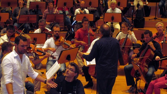 Probenszene: Thomas Hengelbrock und das NDR Sinfonieorchester proben mit den Gesangssolisten Guido Loconsolo und Markus Eiche. © NDR Sinfonieorchester 