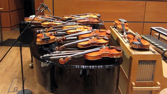 Geigen auf dem Deckel eines Konzertflügels © NDR Sinfonieorchester 
