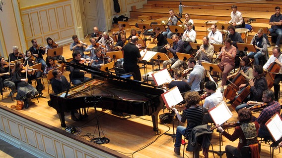Aufnahme in der Laeiszhalle: Das NDR Sinfonieorchester, Pianist Saleem Abboud Ashkar und Dirigent Ivor Bolton bei der Arbeit. © NDR Sinfonieorchester 
