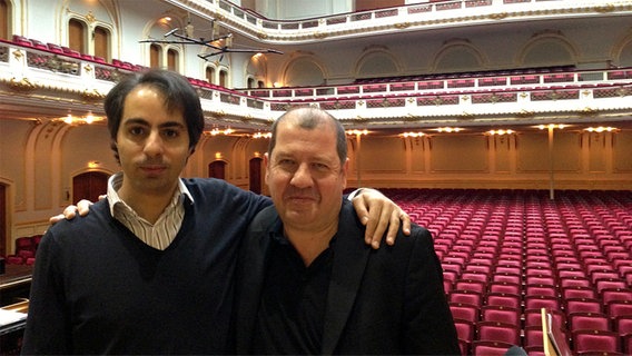 Saleem Abboud Ashkar und Ivor Bolton vor den Rängen der Laeiszhalle © NDR Sinfonieorchester 