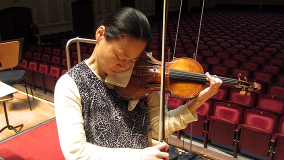 Midori spielt sich auf ihrer Geige ein. © NDR Sinfonieorchester 