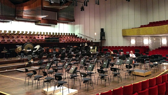 Die (fast) leere Konzertbühne im Kieler Schloss. © NDR Sinfonieorchester 