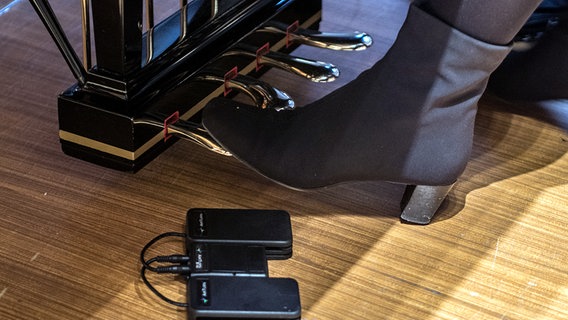 Fuß neben den klassischen Pedalen eines Konzertflügels und den elektronischen "Air Turn"-Pedals für das iPad. © NDR Sinfonieorchester 