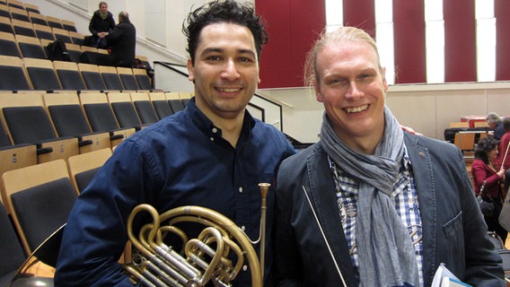 Andrés Orozco-Estrada (hier ausnahmsweise mit Horn) und Jens Plücker im Rol-Liebermann-Studio © NDR Sinfonieorchester 