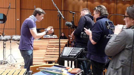 Martin Grubinger wird bei der Probe von Kamerateams gefilmt © NDR Sinfonieorchester 
