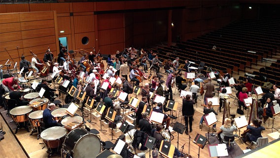 Aufsicht auf die Bühne der Musik- und Kongresshalle Lübeck während der Pause einer Orchesterprobe © NDR Foto: Kristien Daled