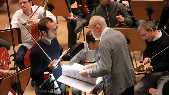 Bratscher Jan Larsen und Dirigent Michael Gielen in der Pause © NDR Sinfonieorchester Foto: Kristien Daled