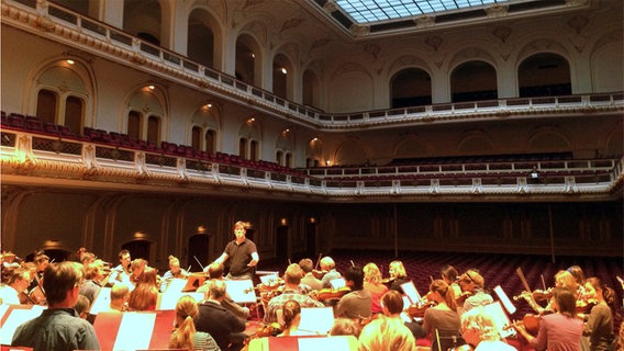 Probenszene: Alan Gilbert leitet das NDR Sinfonieorchester in der Laeiszhalle © NDR Sinfonieorchester 