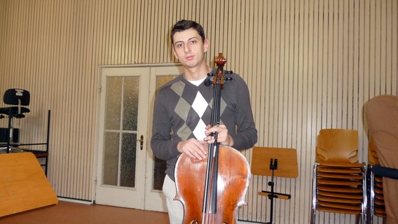 Cellist Narek Hakhnazaryan mit seinem Instrument © NDR 
