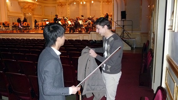 Fumiaki Miura und Narek Hakhnazaryan Faxen machend im Zuschauerraum der Laeiszhalle © NDR 