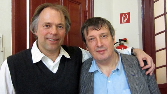 Thomas Hengelbrock und Boris Berezovsky Arm in Arm im Flur der Laeiszhalle (Hinterbühne) © NDR 
