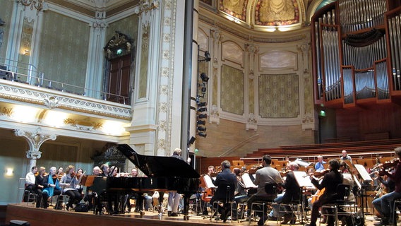 Blick auf die Bühne der Historischen Stadthalle Wuppertal: Probe mit Thomas Hengelbrock © NDR 