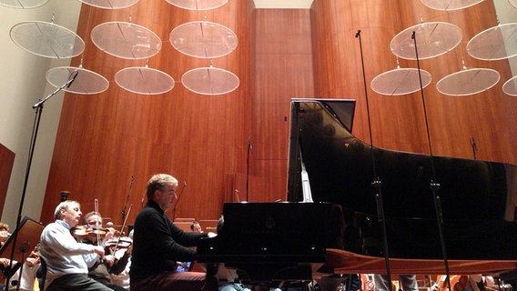 Probenszene: Jean-Yves Thibaudet probt am Flügel im Freiburger Konzerthaus © NDR 