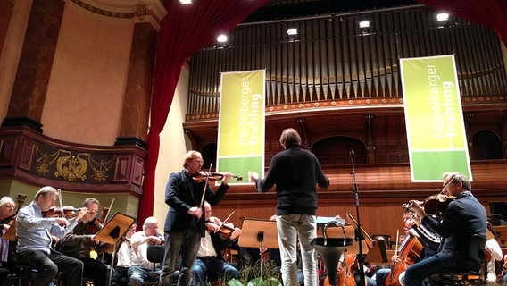 Probenszene:  Daniel Hope und THomas Hengelbrock proben in Heidelberg mit dem NDR Sinfonieorchester © NDR 
