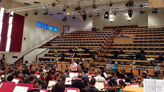 Probenszene: Blick über das Orchester im Rolf-Liebermann-Studio auf den dirigierenden Sakari Oramo © NDR 