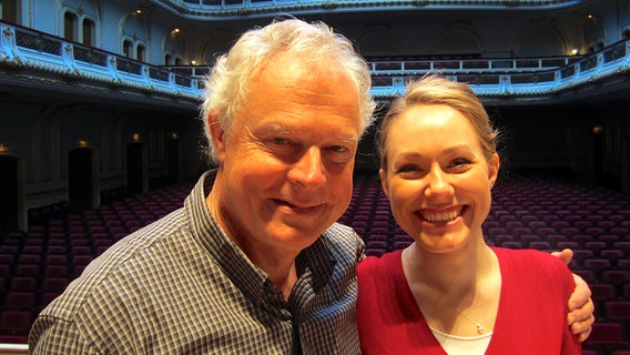 Yan Pascal Tortelier und Angela Brower in der Probenpause auf der Bühne der Laeiszhalle © NDR 