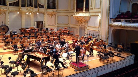 Christoph Eschenbach probt in der Hamburger Laeiszhalle mit dem NDR Sinfonieorchester © NDR 
