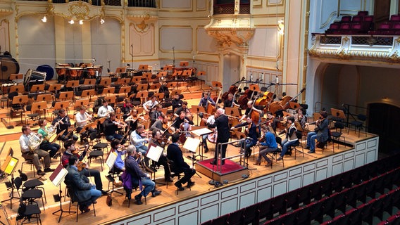 Probenszene auf der Bühne der Laeiszhalle: Christoph Eschenbach probt mit dem NDR Sinfonieorchester © NDR 