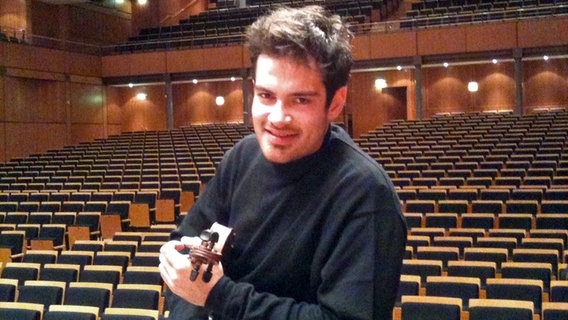 Marc Bouchkov mit seiner Geige, aufgenommen auf der Bühne der Musik- und Kongresshalle Lübeck © NDR 