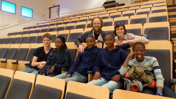 Vier junge Nachwuchsmusiker aus Südafrika sitzen gemeinsam mit ihren Betreuern und Paulus van der Merwe im Gestühl des Rolf-Liebermann-Studios. © NDR 
