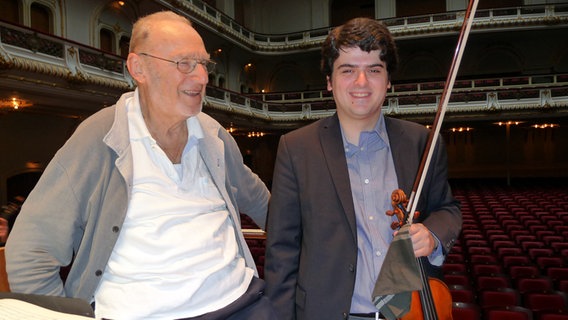 Michael Gielen (links) und Michael Barenboim in der Probenpause auf der Bühne de Laiszhalle © NDR 