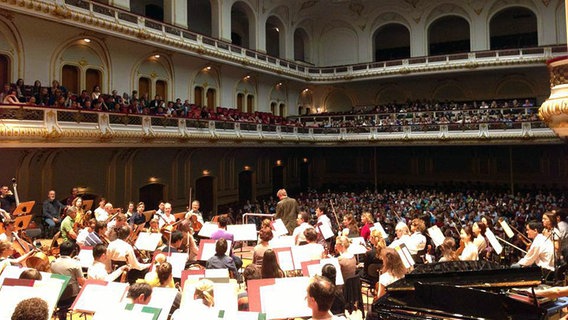 Blick über Bühne und Zuschauerraum beim "Konzert statt Schule" in der Laeiszhalle © NDR 
