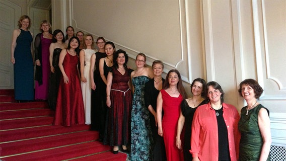 Die Damen des NDR Sinfonieorchesters in Abendkleidern aufgereiht im Treppenhaus der Laeiszhalle © NDR 