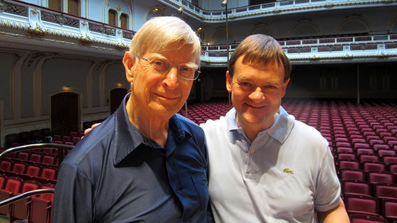 Herbert Blomstedt (links) und Frank Peter Zimmermann (rechts) Arm in Arm auf der Bühne der Laeiszhalle © NDR 