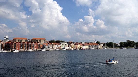 Blick übers Wasser auf die Promenade in Sønderborg. © NDR 