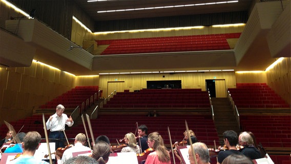 Herbert Blomstedt leitet eine Probe des NDR Sinfonieorchesters © NDR 