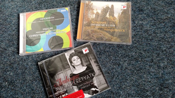 Drei CDs auf grauem Teppichboden © NDR 