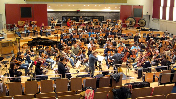 Probenbild: Das NDR Sinfonieorchester probt mit Yutaka Sado im Rolf-Liebermann-Studio des NDR. © NDR 
