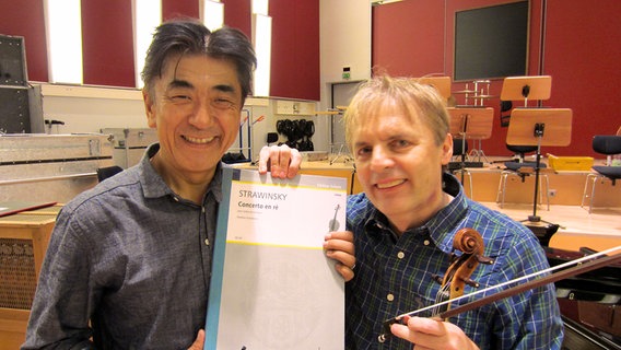 Yutaka Sado und Roland Greutter mit der Partitur von Strawinskys Violinkonzert in D in den Händen © NDR 