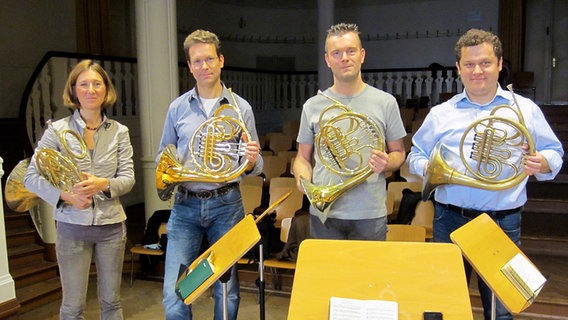 Vier Hornisten mit ihren Instrumenten in den Händen (v.l.n.r.: Claudia Strenkert, Wolfgang Vladar, Tobias Heimann, Dave Claessen) © NDR 