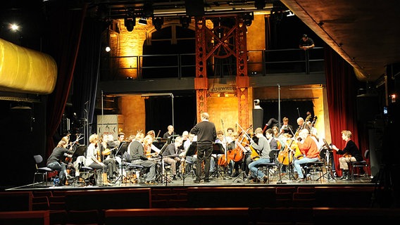 Probenszene: Das NDR Sinfonieorchester und Thomas Hengelbrock proben auf der Bühne des Kehrwieder-Theaters Hamburg. © NDR Foto: Markus Hötzel