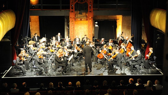 Das NDR Sinfonieorchester und Thomas Hengelbrock auf der Konzertbühne im Theater Kehrwieder © NDR Foto: Markus Hötzel
