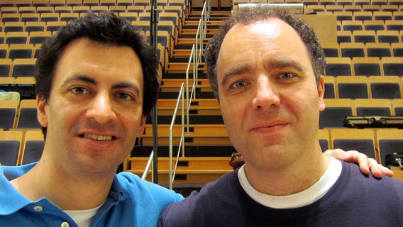 Alejo Perez (links) und Adrian Brendel (rechts) im Porträt © NDR 