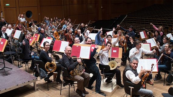 Ensemblebild mit "Thumbs up": Das NDR Sinfonieorchester, hier in einer Probenpause, freut sich über mehr als 5000 Facebook-Freunde. © NDR 