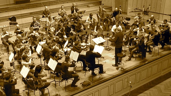 Blick auf die Laeiszhallenbühne: THomas Hengelbrock und das NDR Sinfonieorchester bei der Probe © NDR 
