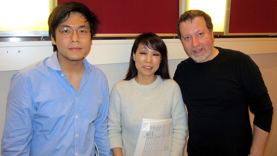 Sunwook Kim, Unsuk Chin und Brad Lubman (v.l.n.r.) in einer Probenpause im Rolf-Liebermann-Studio © NDR 