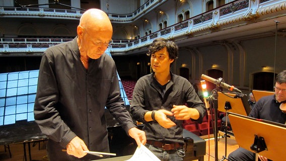 Probenszene in der Laeiszhalle: Christoph Eschenbach (am Dirigentenpult) im Gespräch mit Christopher Park © NDR 