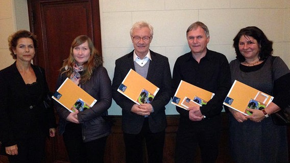 Kathrin Scheitzbach, Orchestervorstand, mit vier Gewinnern der "Grammy-Packages" im Foyer der Laeiszhalle © NDR 