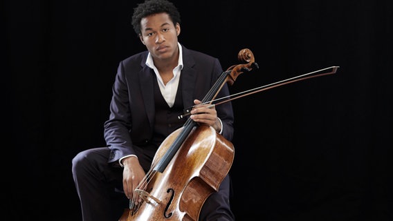 Der britische Cellist Sheku Kanneh-Mason im Porträt. Der britische Cellist Sheku Kanneh-Mason im Porträt. © Jake Turney Foto: Jake Turney