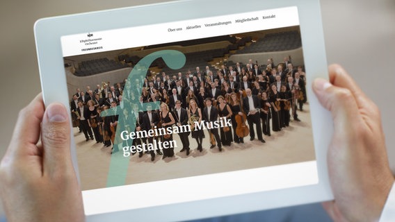 Montage: Tablet mit der aufgerufenen Seite der Freunde des NDR Elbphilharmonie Orchesters e.V. © Tablet:  Fotolia/Brian Jackson 